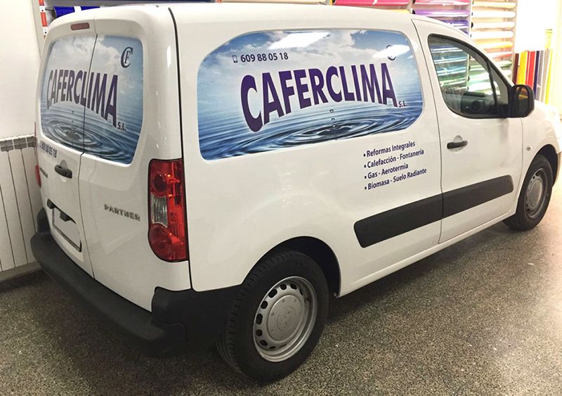 Furgoneta rotulada de Caferclima