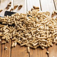 Pellets de madera sobre el suelo de madera.